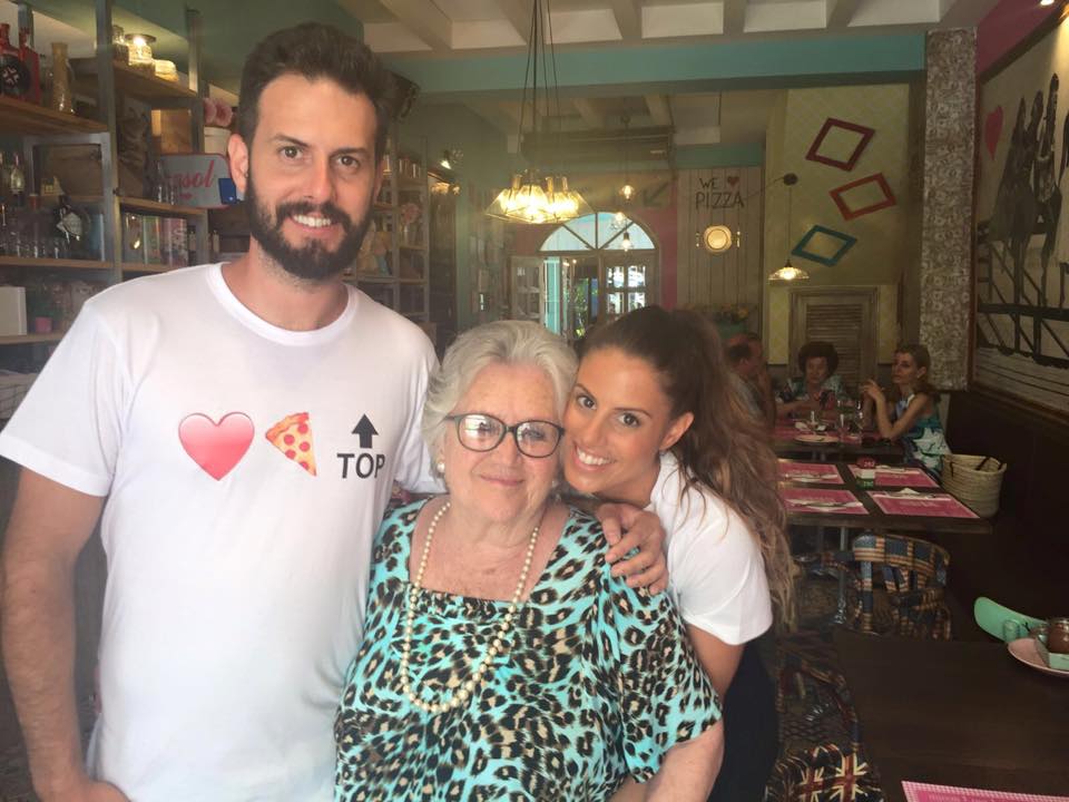 Tres personas posan juntas en el interior de Pizzería El Cresol